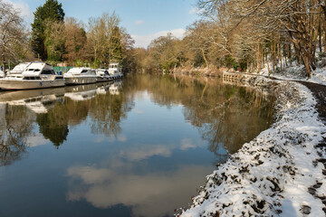 Obraz premium River Medway at Allington near Maidstone, Kent, England in Winter