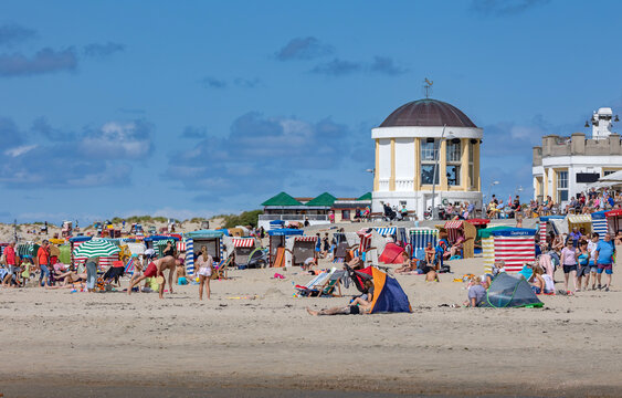 Borkum Standk&ouml;rbe Pavillon Strand Promenade Insel Reise Romantisch Baden Spa&szlig;