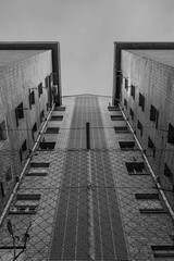 Arquitectura en blanco y negro. Edificio recto y con simetría. Composición equilibrada.  
