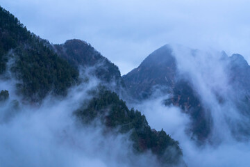 Fototapeta na wymiar 雲と霧と山