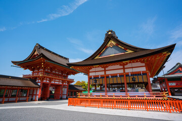 Fototapeta premium 京都 伏見稲荷大社の外拝殿と楼門