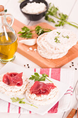 Rice cakes with milk flakes and cold beef.