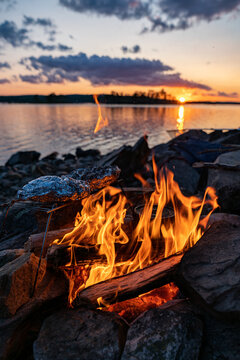 Lagerfeuer bei Sonnenuntergang