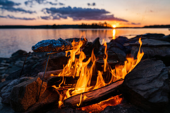 Lagerfeuer bei Sonnenuntergang
