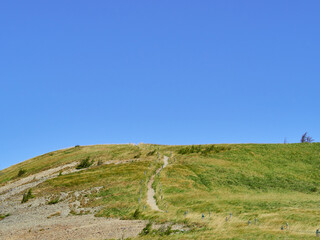 8月下旬（夏） 遊歩道から美ヶ原高原思い出の丘方面を望む 長野県松本市