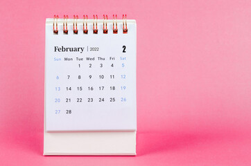 Obraz na płótnie Canvas February desk calendar 2022 on pink