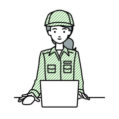 デスクで座ってPCを使っている作業員の女性