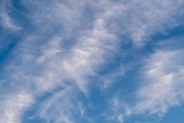 Weiße Wolken vor blauen Himmel an einem sonnigen Tag