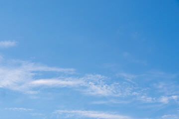Obraz premium Weiße Wolken vor blauen Himmel an einem sonnigen Tag