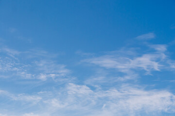 Weiße Wolken vor blauen Himmel an einem sonnigen Tag