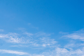 Naklejka na ściany i meble Weiße Wolken vor blauen Himmel an einem sonnigen Tag
