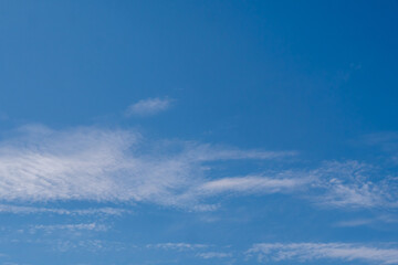 Weiße Wolken vor blauen Himmel an einem sonnigen Tag