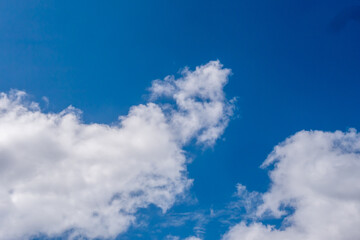 Weiße Wolken vor blauen Himmel an einem sonnigen Tag