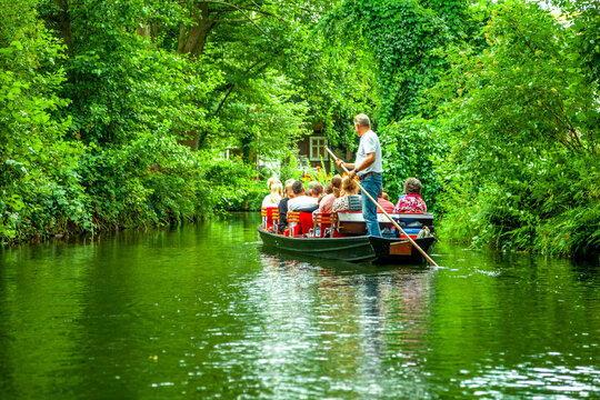 Kanufahrt im Spreewald bei L&uuml;bbenau, Brandenburg, Deutschland 
