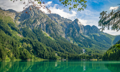 Fototapeta na wymiar kristallklarer Antholzer See (Ahrntal) vor Alpen-Panorama im Obertal in Südtirol Italien am Alpen Naturpark Riesenferner-Ahrn