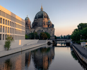 Berliner Dom und Humboldtforum bei Sonnenaufgang © Carina