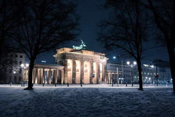 Brandenburger Tor bei Nacht im Schnee © Carina