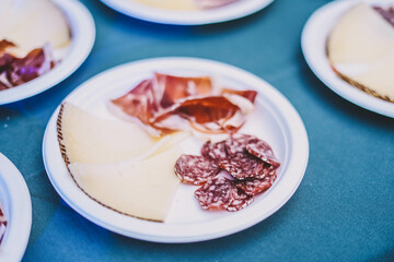 Plato de embutidos y quesos españoles