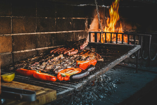 Imagen de una parrilla llena de carne tipica sudamericana
