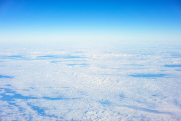 Fototapeta na wymiar 飛行機の窓から見えた空と雲