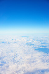Naklejka na ściany i meble 飛行機の窓から見えた空と雲