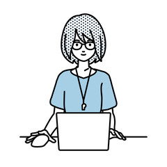 デスクで座ってPCを使っている教師の女性