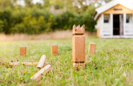 Wikingerschach (Kubb) aus Holz in Garten aufgestellt. Wooden Kubb sticks in garden.