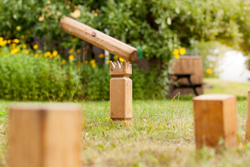 Wikingerschach (Kubb) aus Holz in Garten aufgestellt. Wooden Kubb sticks in garden. Wooden Kubb...