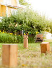 Wikingerschach (Kubb) aus Holz in schwedischem Garten aufgestellt. Wooden Kubb sticks in swedish garden.