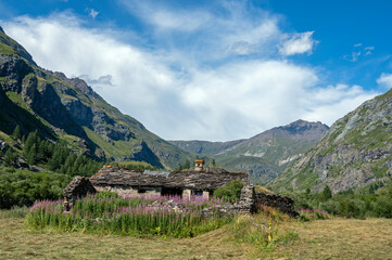 Obraz premium Paysage de montagne dans le Parc national de la Vanoise en été dans le département de la Savoie dans la vallée de l'Arc en france
