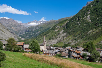 Fototapeta na wymiar Paysage de montagne dans le Parc National de la Vanoise autour du village de Bonneval-sur-Arc dans les Alpes dans le département de la savoie en été en France