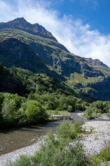 Fototapeta na wymiar Paysage de montagne dans le Parc national de la Vanoise en été dans le département de la Savoie dans la vallée de l'Arc en france