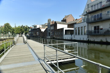 Promenade sur pontons flottants avec rampes d'accès sur la Dyle traversant le centre historique de Malines 