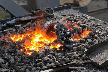 Heating of metal blanks in a forging furnace for forging.