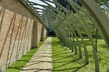 Les barres arquées pour soutenir la végétation au Jardin du Silence (Stiltetuin ) au centre historique de Malines 