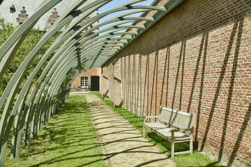 Les barres arquées pour soutenir la végétation au Jardin du Silence (Stiltetuin ) au centre historique de Malines 