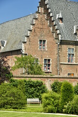 Fototapeta na wymiar Le Jardin du Silence (de Slitetuin ) et les bâtiments de l'Archidiocèse de Malines-Bruxelles en style renaissance flamand au centre historique de Malines 