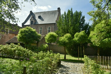 Fototapeta na wymiar L'un des jardins à la végétation luxuriante du Grand Béguinage de Louvain (Leuven)