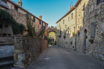 Fototapeta na wymiar Stradina in un borgo medievale