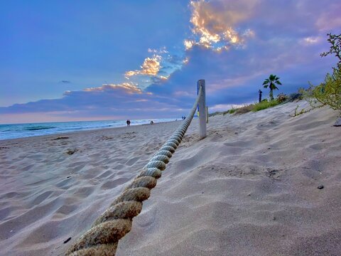 Playa de Gava, Barcelona, Espa&ntilde;a. Pl&aacute;cida tarde de verano compartiendo el sol y las nubes en parajes maravillosos que nos transmiten sensaciones y emociones.