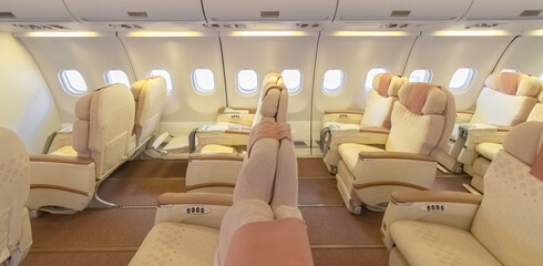Fauteuils à l'intérieur d'un avion de ligne.