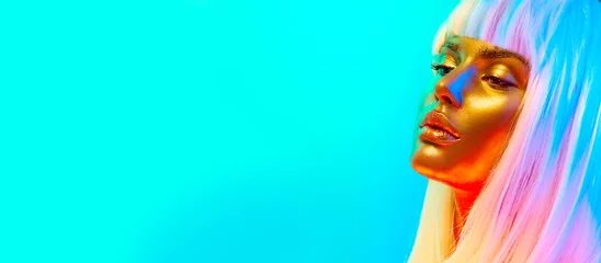 Modelfrauengesicht in hellen Neonfarben, schönes sexy Mädchen mit weißen Haaren und trendigem, leuchtendem Goldhaut-Make-up. Art-Design-Make-up. Glitzerndes, goldenes, metallisch glänzendes Make-up © Subbotina Anna