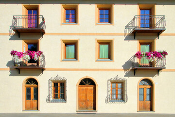Finestre e porte di un edificio a Livigno, Italia, Windows and doors of a building in Livigno, Italy 