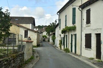 Fototapeta na wymiar L'une des rues typiques de village au bourg de Champagne au Périgord Vert 