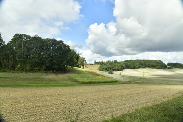 Gros nuages gris et sombres entre-coupés d'éclaircies sur le paysage rural du Périgord Vert à Vendoire 