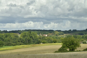 l'une des fermes-châteaux dissimulé dans la forêt sous un ciel nuageux et éclaircie près du Bourg de Champagne au Périgord Vert
