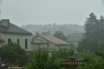 Averse orageuse sur les toits des fermes au Bourg de Champagne au Périgord Vert
