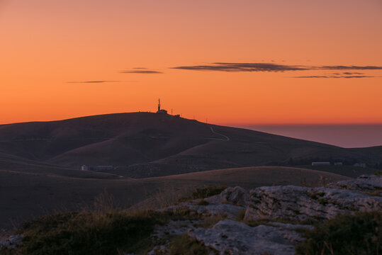 Perch&eacute; si chiama Monte Tomba?
1 765 m s.l.m. Il Monte Tomba (1.765 m) &egrave; una montagna della Lessinia in Provincia di Verona. Prese il nome del suo antico proprietario, il Conte Tomba. Italia
