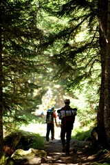 Fototapeta premium Homme randonneur chemin forêt - Ariège tourisme aventure