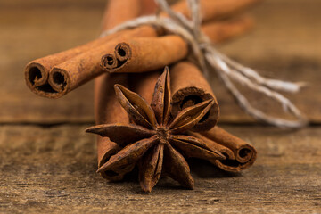 Obraz na płótnie Canvas Close up of cinnamon sticks and star anise on wood